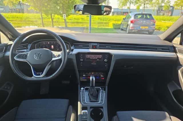 Volkswagen Passat (2022) thumbnail 8