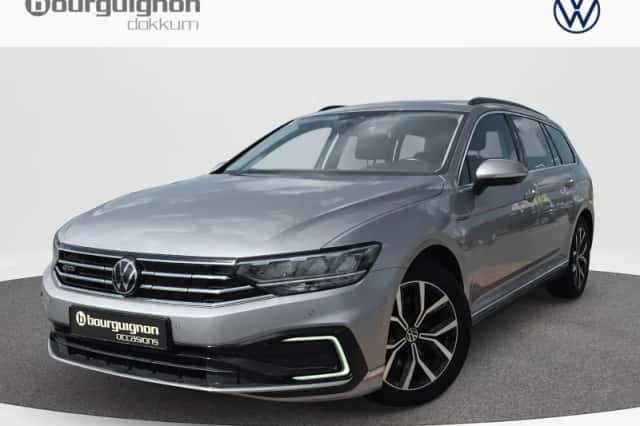Volkswagen Passat (2022) thumbnail 1