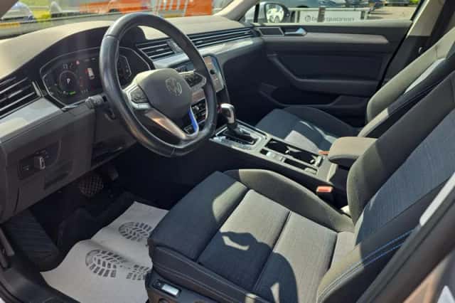 Volkswagen Passat (2022) thumbnail 2