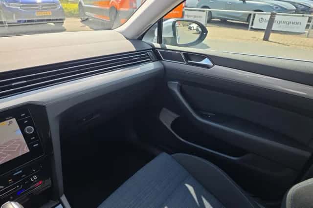 Volkswagen Passat (2022) thumbnail 11