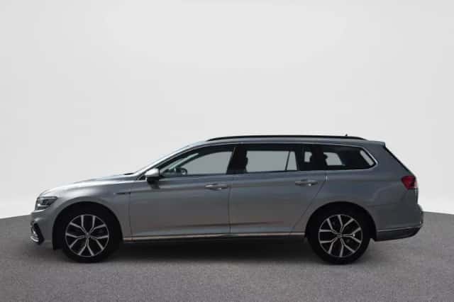 Volkswagen Passat (2022) thumbnail 4