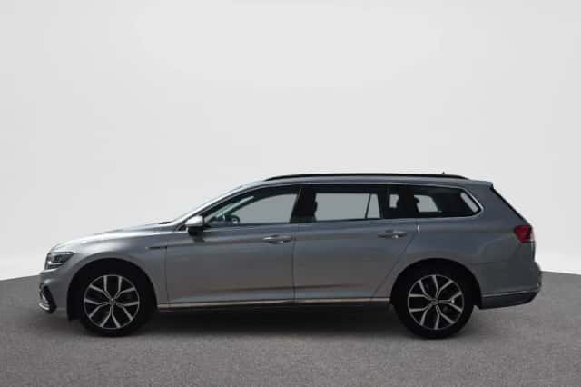 Volkswagen Passat (2022) thumbnail 5