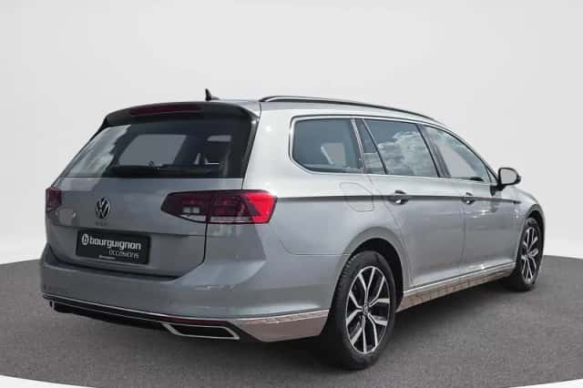 Volkswagen Passat (2022) thumbnail 5