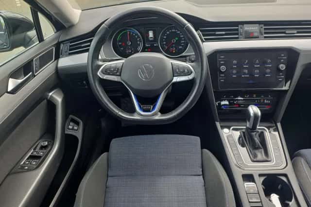 Volkswagen Passat (2021) thumbnail 2