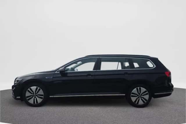 Volkswagen Passat (2021) thumbnail 3