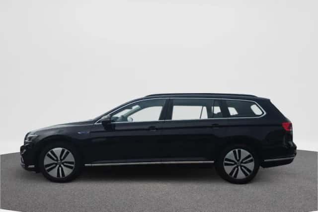 Volkswagen Passat (2021) thumbnail 5