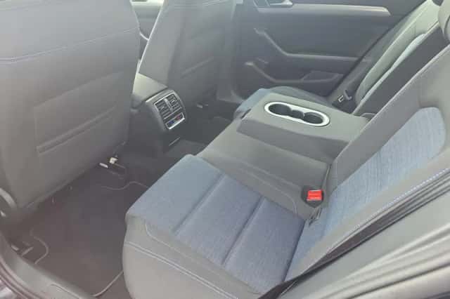 Volkswagen Passat (2021) thumbnail 6