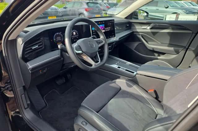 Volkswagen Passat (2025) thumbnail 4