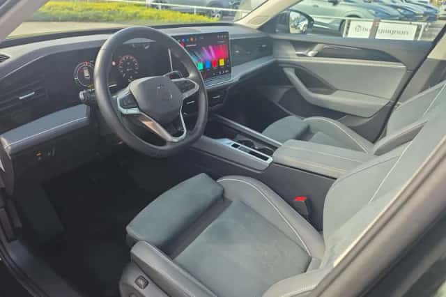 Volkswagen Passat (2024) thumbnail 2