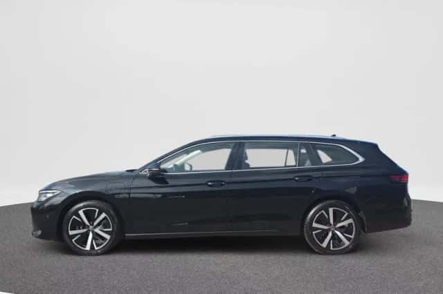 Volkswagen Passat (2024) thumbnail 3