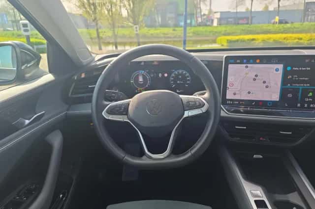 Volkswagen Passat (2024) thumbnail 6