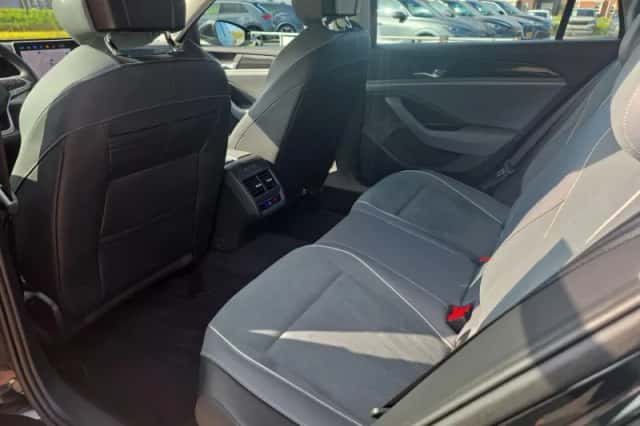 Volkswagen Passat (2024) thumbnail 8