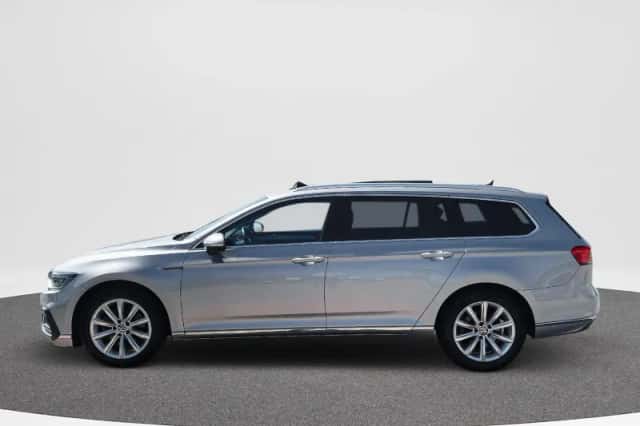 Volkswagen Passat (2023) thumbnail 4