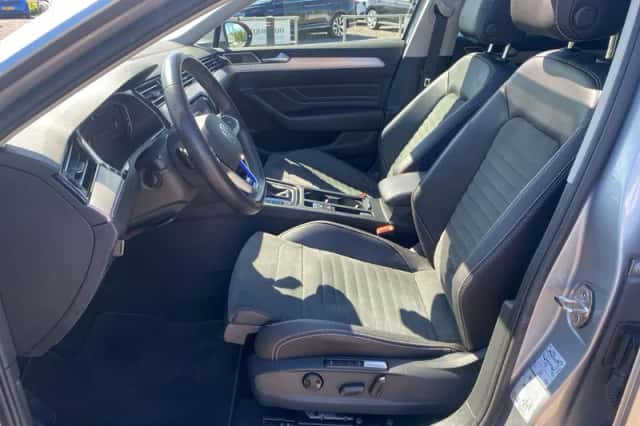 Volkswagen Passat (2023) thumbnail 2