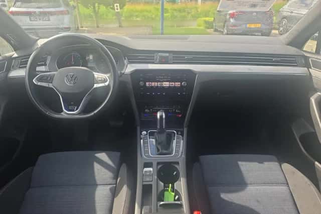 Volkswagen Passat (2022) thumbnail 5