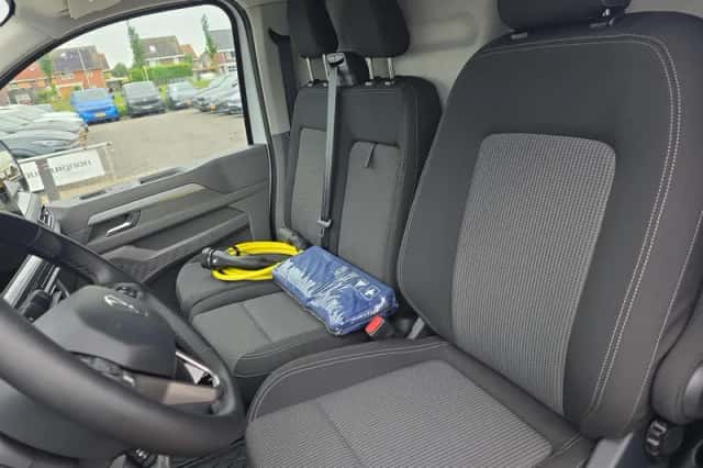 Volkswagen E-Transporter (2026) thumbnail 2