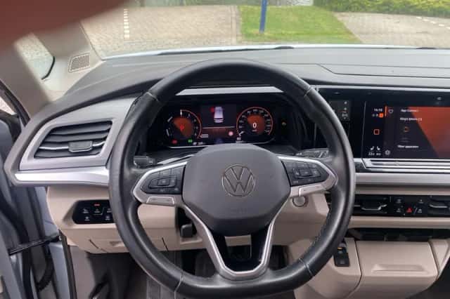 Volkswagen Multivan (2023) thumbnail 2
