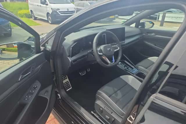 Volkswagen Golf (2025) thumbnail 4