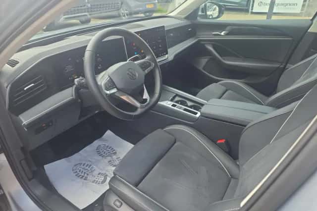 Volkswagen Passat (2025) thumbnail 2