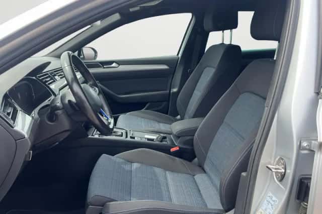 Volkswagen Passat (2021) thumbnail 5