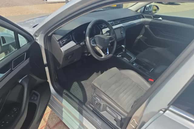 Volkswagen Passat (2021) thumbnail 5