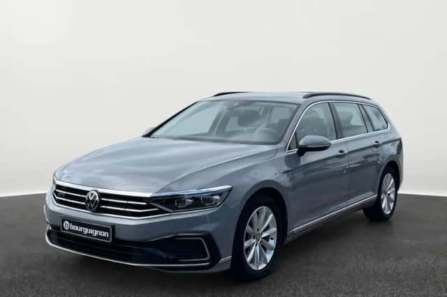 Volkswagen Passat (2022) thumbnail 1