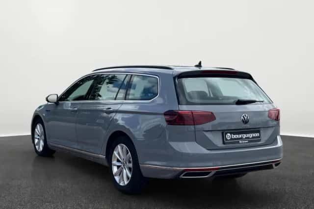 Volkswagen Passat (2022) thumbnail 2