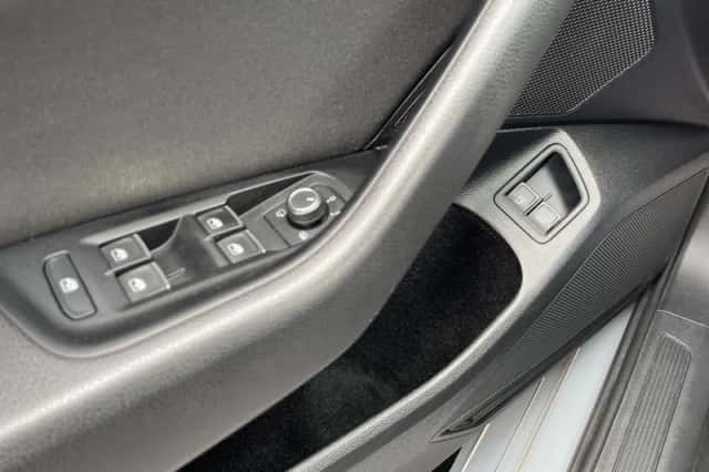 Volkswagen Passat (2022) thumbnail 2