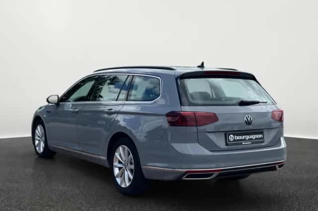 Volkswagen Passat (2022) thumbnail 2