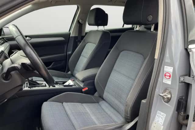 Volkswagen Passat (2022) thumbnail 3