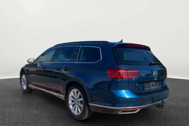 Volkswagen Passat (2023) thumbnail 2