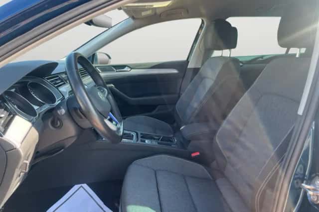 Volkswagen Passat (2023) thumbnail 3