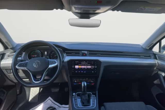 Volkswagen Passat (2023) thumbnail 4