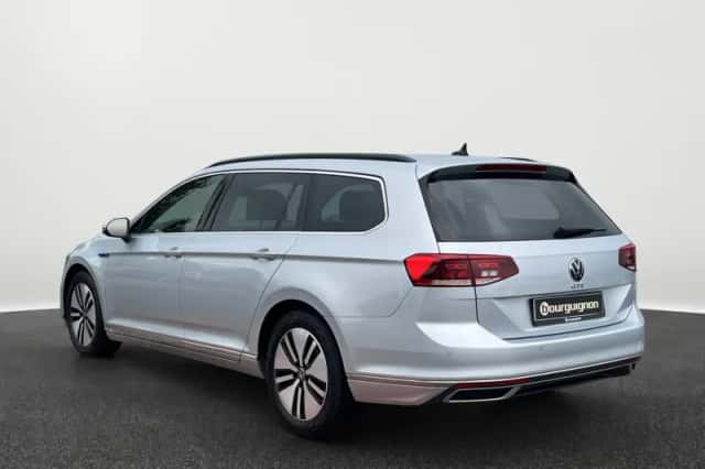 Volkswagen Passat (2021) thumbnail 2