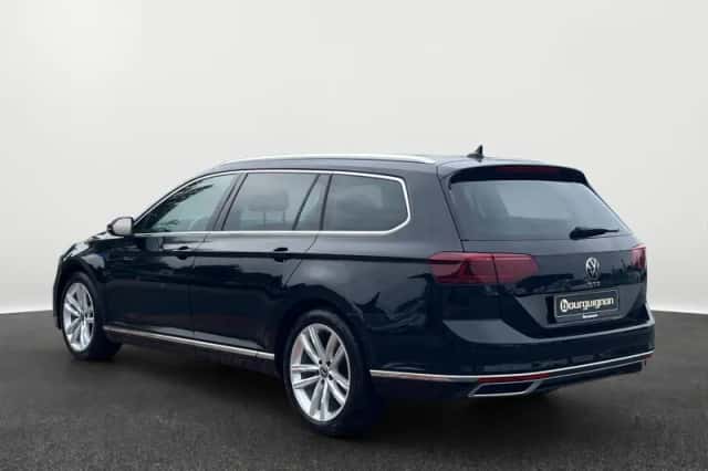 Volkswagen Passat (2023) thumbnail 2