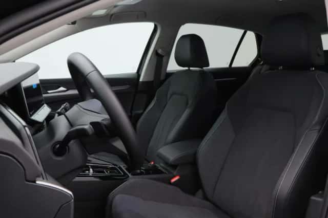 Volkswagen Golf (2025) thumbnail 6