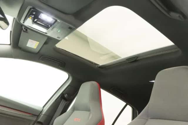 Volkswagen Golf (2023) thumbnail 6