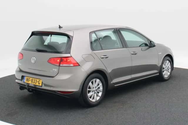 Volkswagen Golf (2017) thumbnail 2