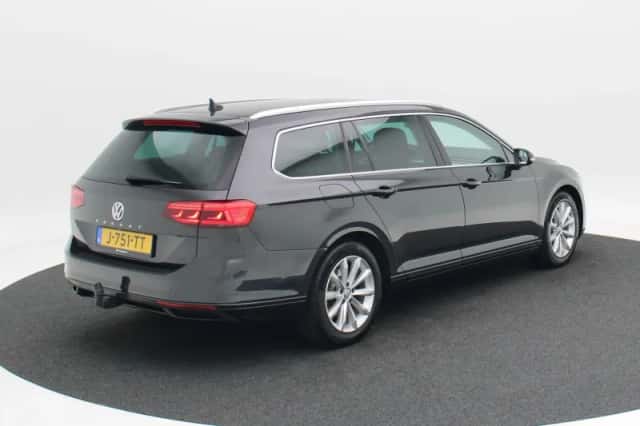 Volkswagen Passat (2019) thumbnail 2