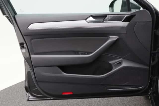 Volkswagen Passat (2019) thumbnail 17