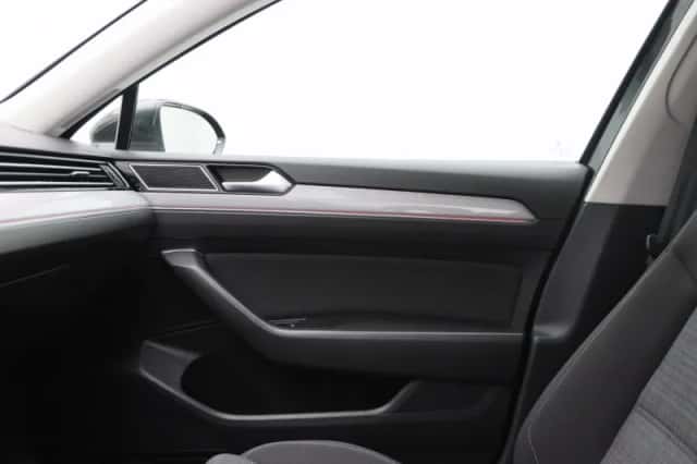 Volkswagen Passat (2019) thumbnail 32