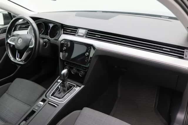 Volkswagen Passat (2019) thumbnail 37