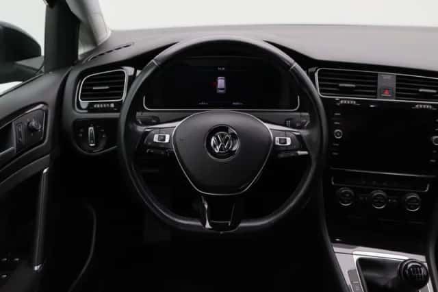 Volkswagen Golf (2018) thumbnail 32