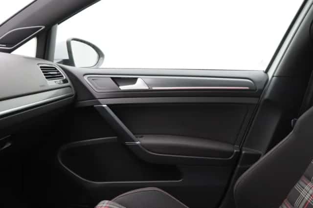 Volkswagen Golf (2019) thumbnail 34