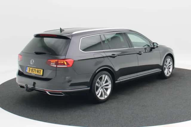 Volkswagen Passat (2021) thumbnail 2
