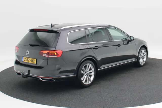 Volkswagen Passat (2021) thumbnail 2