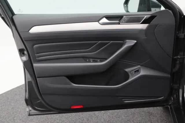 Volkswagen Passat (2021) thumbnail 17