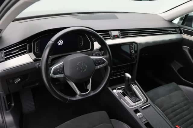Volkswagen Passat (2021) thumbnail 3