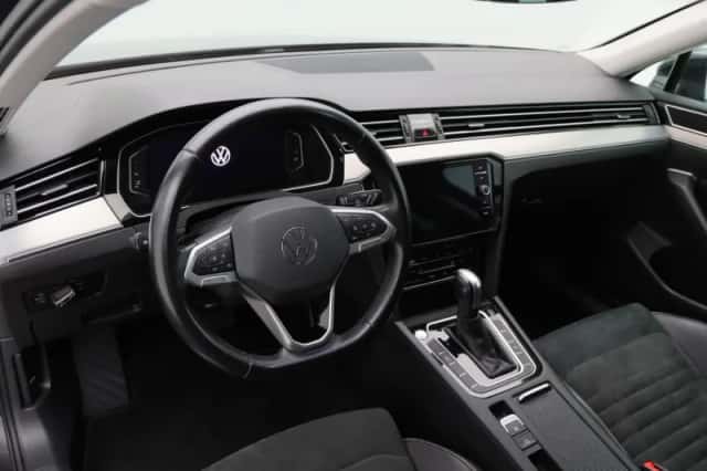 Volkswagen Passat (2021) thumbnail 3