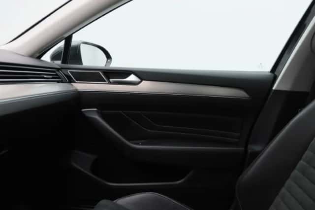 Volkswagen Passat (2021) thumbnail 32